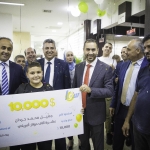بنك القدس يفاجئ طفل من جنين بفوزه بجائزة قدرها 10,000 دولار