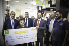 بنك القدس يفاجئ طفل من جنين بفوزه بجائزة قدرها 10,000 دولار