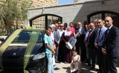 بنك القدس يسلم الفائزة قراعين سيارة بيحو 301  