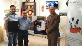 بنك القدس يتبرع بأجهزة ومعدات مكتبية لبلدية كفر عقب  